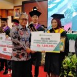 Hadiri Wisuda Perdana Uniba Madura, Dirut BPRS Bhakti Sumekar Beri Penghargaan Wisudawan Berprestasi