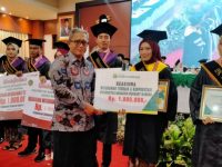 Hadiri Wisuda Perdana Uniba Madura, Dirut BPRS Bhakti Sumekar Beri Penghargaan Wisudawan Berprestasi