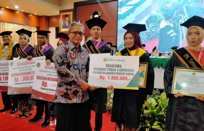 Hadiri Wisuda Perdana Uniba Madura, Dirut BPRS Bhakti Sumekar Beri Penghargaan Wisudawan Berprestasi