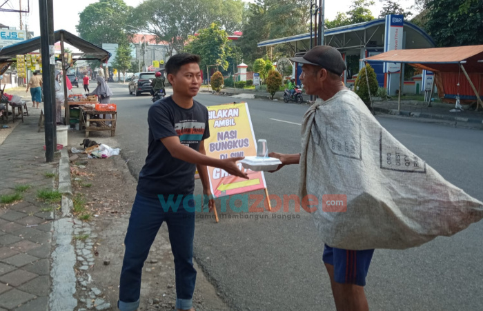 Jumat Berkah, PWI Jember Bagikan Ratusan Nasi Bungkus di Daerah Kampus