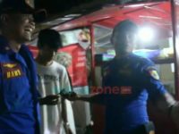 Kunci Motor Masuk Selokan, Pemilik Minta Tolong Petugas Damkar