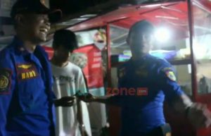 Kunci Motor Masuk Selokan, Pemilik Minta Tolong Petugas Damkar
