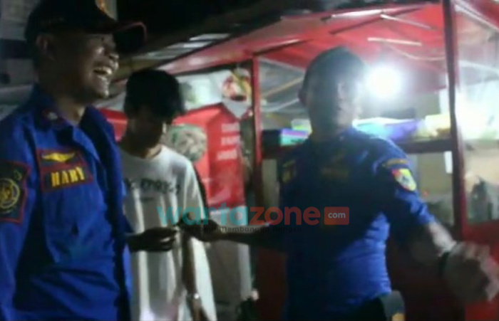 Kunci Motor Masuk Selokan, Pemilik Minta Tolong Petugas Damkar