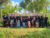 Mahasiswa KKN Tematik UTM Sulap Limbah Botol Bekas Menjadi Pot Bunga