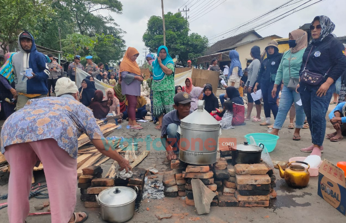Ratusan Warga Jember Blokade Jalan, Tuntut Dapat Izin Kelola Tambang Batu Gamping di Gunung Sadeng