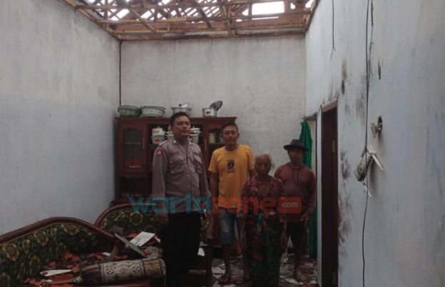 Rumah Warga di Jember Tersambar Petir, Nenek dan Cucu Selamat