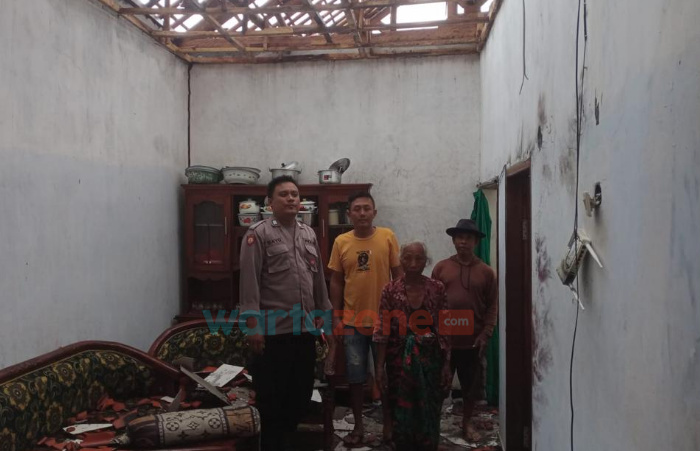 Rumah Warga di Jember Tersambar Petir, Nenek dan Cucu Selamat