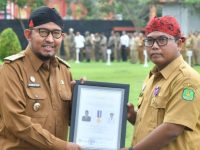 Tangan Dingin Kades Saleh Bawa Desa Lobuk Raih Penghargaan Lencana Desa Mandiri dari Mendes PDTT