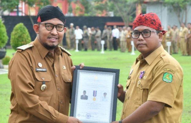 Tangan Dingin Kades Saleh Bawa Desa Lobuk Raih Penghargaan Lencana Desa Mandiri dari Mendes PDTT