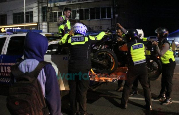 Asik Nongkrong, 24 Motor Knalpot Brong Diangkut Polisi Naik Mobil Patroli