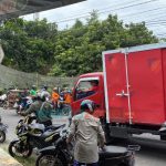 Honda Jazz Merah Terjun Bebas ke Sungai di Jember