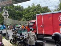 Honda Jazz Merah Terjun Bebas ke Sungai di Jember