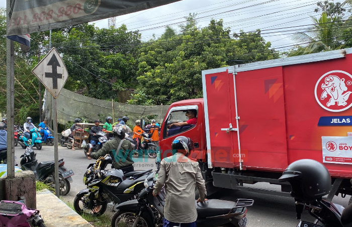 Honda Jazz Merah Terjun Bebas ke Sungai di Jember