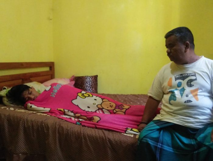 Caption: Korban pengeroyokan segerombolan anak SMK di Jember saat terbaring di kasur kamarnya.