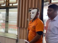 Foto: Moh. Faqih Ma’shum (33) warga Dusun Krajan, Desa Jombang, Kecamatan Jombang, saat dihadirkan dalam konferensi pers di Ruang Rupatama Mapolres Jember.