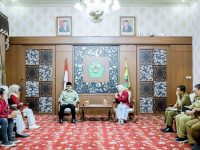 Caption: Bupati Pamekasan saat menerima kunjungan dan sharing bersama Mahasiswa Universitas Muhammadiyah Malang.