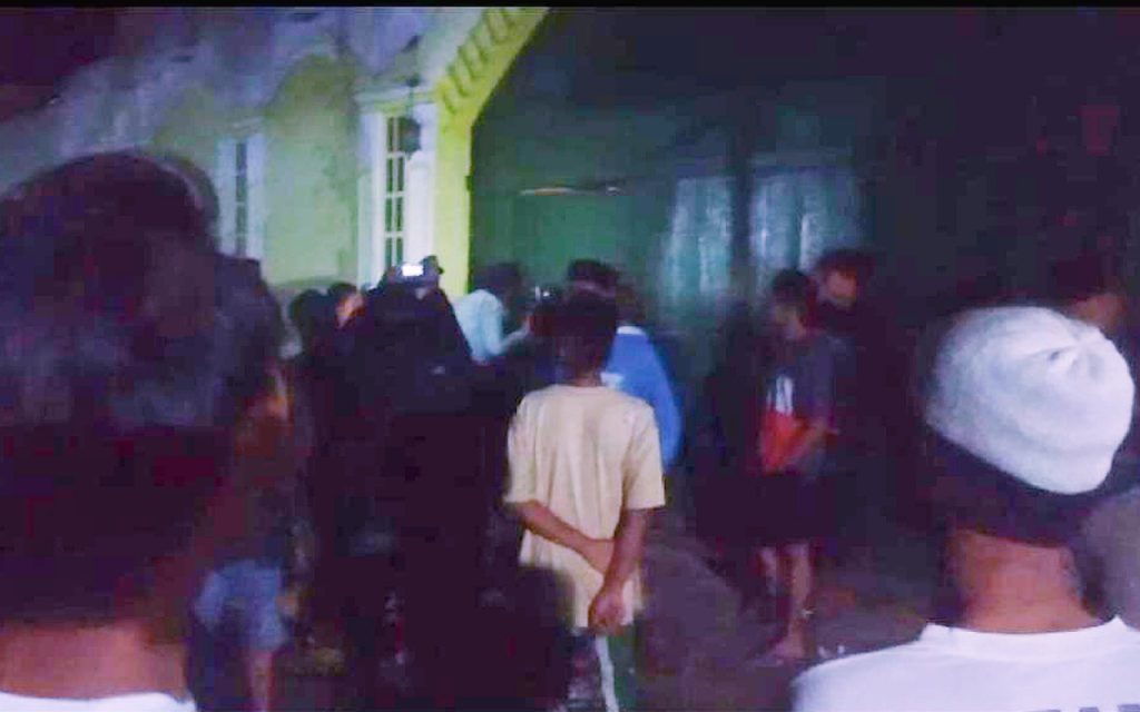 Bu Nyai Lia bersama Keluarga dan Puluhan Warga Geruduk Pondok yang Dikelola Kiai Cabul