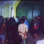 Foto: Istri Kiai tersangka kasus pencabulan bersama keluarganya saat menggeruduk Ponpes Al Djaliel 2 Jember, Senin malam (13/2/2023).