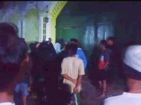 Foto: Istri Kiai tersangka kasus pencabulan bersama keluarganya saat menggeruduk Ponpes Al Djaliel 2 Jember, Senin malam (13/2/2023).