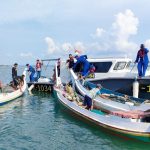 Foto: Sat Polairud Polres Sumenep saat memberikan imbauan cuaca ekstrim kepada para nelayan di ujung timur pulau Madura.