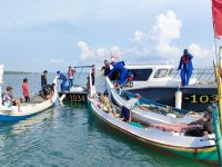 Foto: Sat Polairud Polres Sumenep saat memberikan imbauan cuaca ekstrim kepada para nelayan di ujung timur pulau Madura.