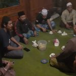 Caption: Proses mediasi antara penghuni Ponpes Al Djaliel 2 Jember dengan istri Kiai Fahim Mawardi, soal pengelolaan pondok disaksikan Kades dan aparat keamanan. (Foto: Istimewa).