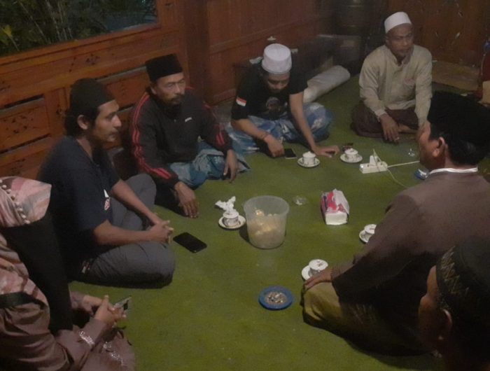 Caption: Proses mediasi antara penghuni Ponpes Al Djaliel 2 Jember dengan istri Kiai Fahim Mawardi, soal pengelolaan pondok disaksikan Kades dan aparat keamanan. (Foto: Istimewa).