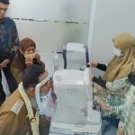 Foto: Bupati Sumenep Achmad Fauzi saat pengujian pemeriksaan mata di Klinik Utama Sumenep usai peresmian.
