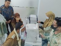 Foto: Bupati Sumenep Achmad Fauzi saat pengujian pemeriksaan mata di Klinik Utama Sumenep usai peresmian.