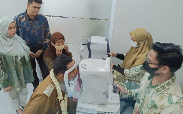 Foto: Bupati Sumenep Achmad Fauzi saat pengujian pemeriksaan mata di Klinik Utama Sumenep usai peresmian.