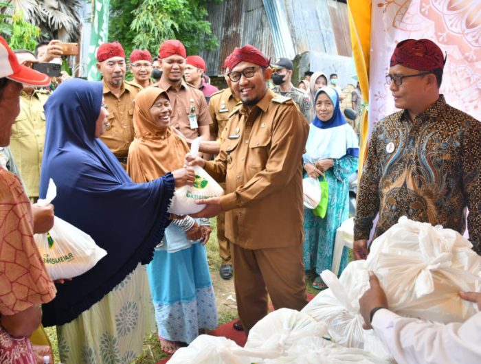 Foto: Bupati Sumenep Achmad Fauzi didampingi Dirut BPRS Bhakti Sumekar Hairil Fajar, saat operasi pasar murah, di Desa Kalianget Barat, Senin (13 Februari 2023).
