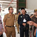 Caption: Jajaran Forkopimda Jember saat melakukan Sidak untuk pantau stok besar di Gudang Bulog, Selasa (14/2/2023).