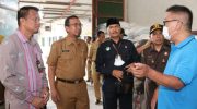 Caption: Jajaran Forkopimda Jember saat melakukan Sidak untuk pantau stok besar di Gudang Bulog, Selasa (14/2/2023).