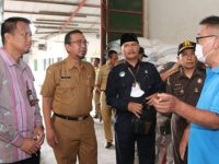 Caption: Jajaran Forkopimda Jember saat melakukan Sidak untuk pantau stok besar di Gudang Bulog, Selasa (14/2/2023).
