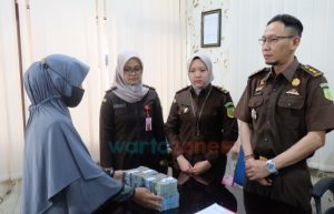 Istri Oknum PNS Diduga Terlibat Korupsi Dana Desa, Kembalikan Uang ke Kejari Rp186 Juta