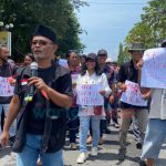 Kritik Dua Tahun Pemerintahan Bupati Hendy, Massa Aksi Bermain Lato-Lato di Depan Pendapa Jember