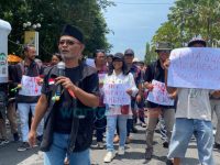 Kritik Dua Tahun Pemerintahan Bupati Hendy, Massa Aksi Bermain Lato-Lato di Depan Pendapa Jember