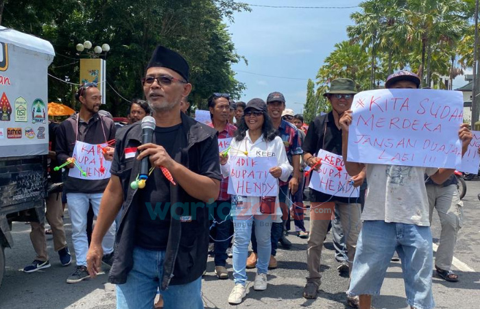 Kritik Dua Tahun Pemerintahan Bupati Hendy, Massa Aksi Bermain Lato-Lato di Depan Pendapa Jember