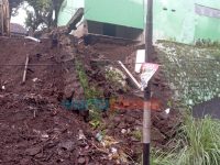 Musibah Tanah Longsor Tutup Akses Jalan di Kota Jember, Dua Rumah Terancam Ambruk