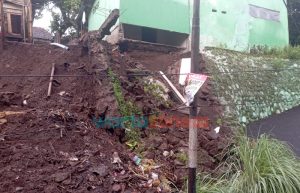 Musibah Tanah Longsor Tutup Akses Jalan di Kota Jember, Dua Rumah Terancam Ambruk