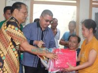 Sekda Nias Serahkan Bantuan untuk Korban Kebakaran