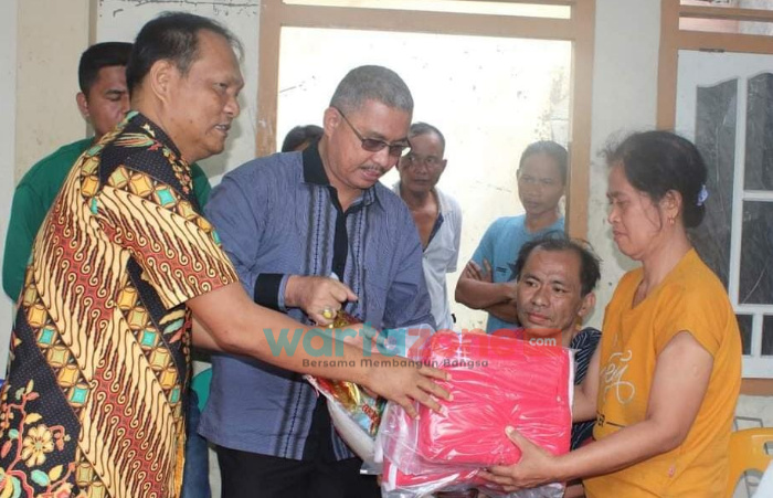 Sekda Nias Serahkan Bantuan untuk Korban Kebakaran