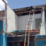 Terdampak Gempa Dua Tahun Lalu, Atap Rumah Warga di Jember Ambruk