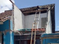 Terdampak Gempa Dua Tahun Lalu, Atap Rumah Warga di Jember Ambruk