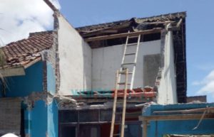 Terdampak Gempa Dua Tahun Lalu, Atap Rumah Warga di Jember Ambruk