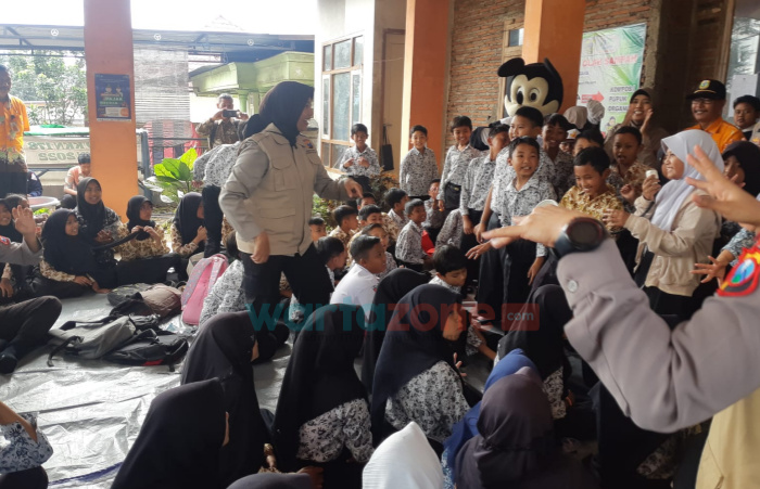 Tim Trauma Healing RS Bhayangkara Bondowoso Kunjungi Korban Banjir di Sempol Ijen