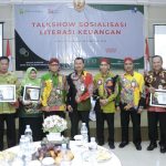 Foto: Sesi foto bersama usai Talkshow Sosialisasi Literasi Keuangan yang diselenggarakan BPRS Bhakti Sumekar Sumenep. (dok. Ist)