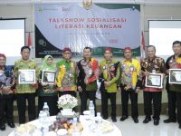 Foto: Sesi foto bersama usai Talkshow Sosialisasi Literasi Keuangan yang diselenggarakan BPRS Bhakti Sumekar Sumenep. (dok. Ist)
