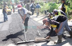 Disela Kegiatan J-Berbagi, Bupati Hendy Tinjau Perbaikan Infrastuktur Jalan Desa Karang Kedawung