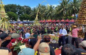 Gunungan Durian Setinggi 5 Meter Menjulang di Alun-Alun Kota Jember